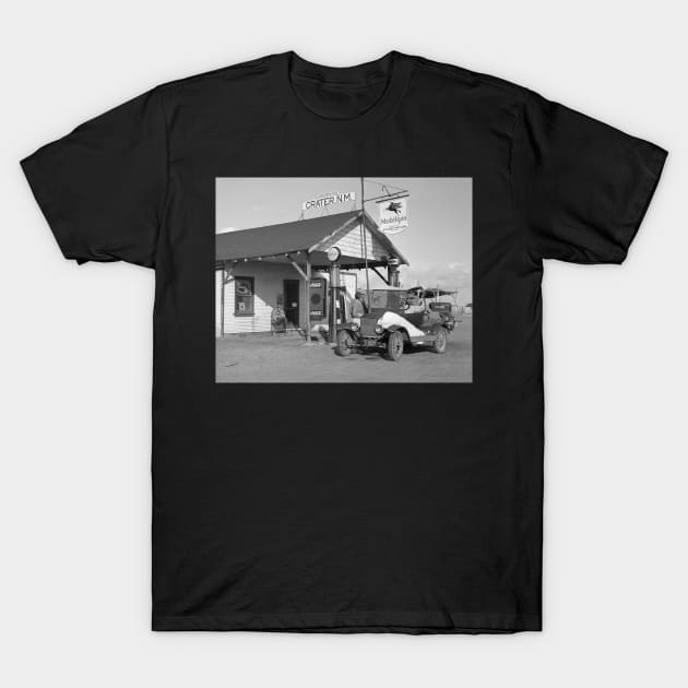 New Mexico Filling Station, 1936. Vintage Photo T-Shirt by historyphoto